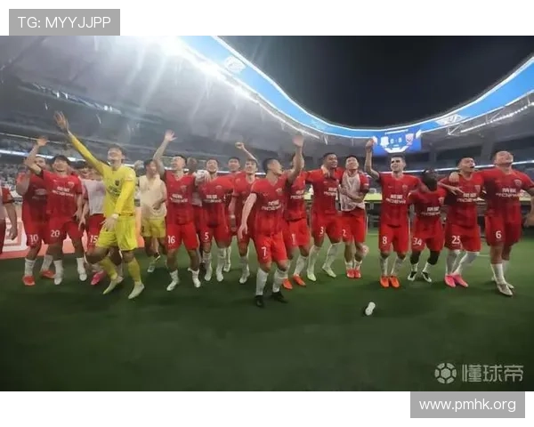 每一分都是拼出来的 球迷赛后致谢彰显不屈精神 每一分都是拼出来的 球迷赛后致谢彰显不屈精神