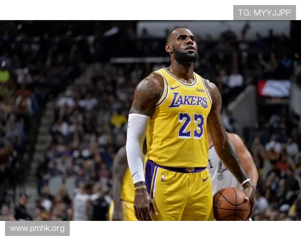 詹姆斯关键时刻沉着应战彰显愈发成熟且全面提升的综合比赛经验